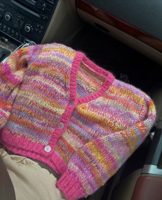 Nestíhám fotit, protože dodělávám všechno na poslední chvíli. Svetr na přání do Brna 💕✨🌷💛